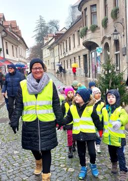 Foto utrinki krašenja smrečic in prižig plamenčkov upanja na Šutni (14)